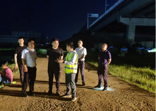 抗洪抢险报导-迎“汛”而上，，，，，奔赴前线 -320.png